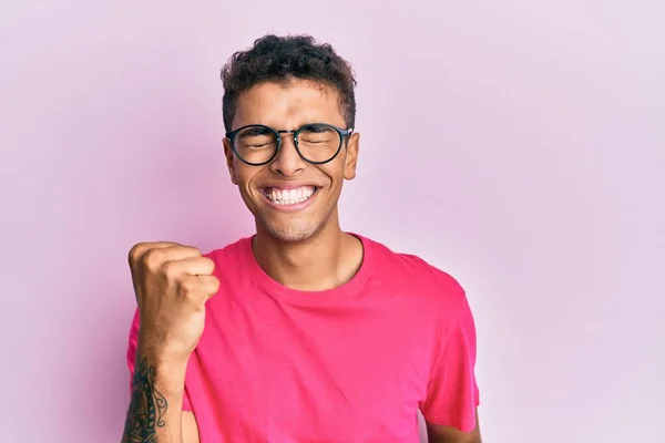 Jovem Bonito Homem Afro Americano Vestindo Óculos Sobre Fundo Rosa — Fotografia de Stock