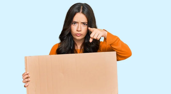 Beautiful Brunette Young Woman Holding Cardboard Blank Empty Banner Pointing — Stock Photo, Image