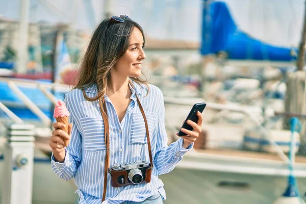 Young Hispanic Tourist Woman Using Smartphone Eating Ice Cream Port — Stock Photo, Image