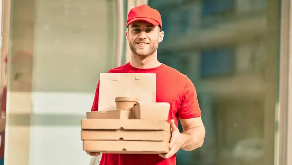 Jovem Caucasiano Entregador Sorrindo Feliz Segurando Comida Entrega Cidade — Fotografia de Stock