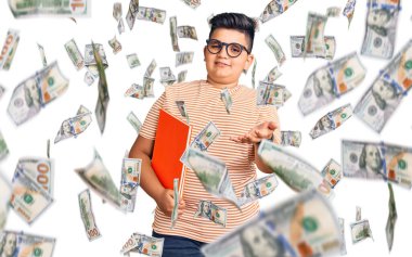 Gözlüklü, neşeli gülümseyen, yardım eli uzatan ve kabullenen küçük çocuk..