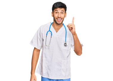 Doktor üniforması giyen genç yakışıklı bir adam ve steteskop başarılı bir fikri işaret ediyor. Heyecanlı ve mutlu. Bir numara.. 