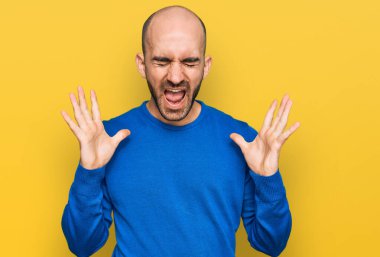 Gündelik kıyafetler giyen genç İspanyol adam başarı için deli ve çılgınlığı kutluyor kollarını kaldırmış ve gözlerini kapatmış heyecanla bağırıyor. Kazanan konsept 