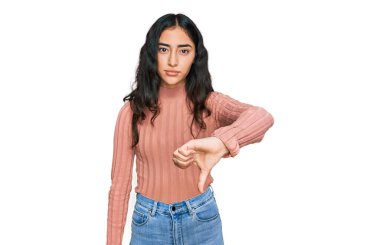 Diş teli takan, sıradan kıyafetler giyen, mutsuz görünen, reddedilmiş ve olumsuz davranışlı İspanyol bir genç kız. kötü ifade. 