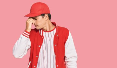 Beyzbol üniforması giyen yakışıklı beyaz adam yorgun burnu ve gözleri ovuşturup yorgun ve baş ağrısı çekiyor. Stres ve hüsran kavramı. 