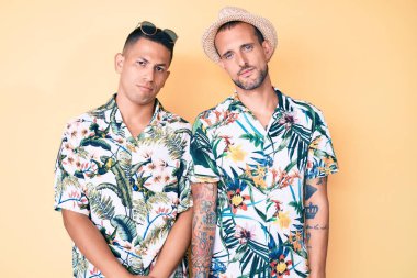 Yazlık şapka ve Hawaii gömleği giyen iki genç eşcinsel. Uykulu ve yorgun görünüyorlar. Yorgunluktan ve akşamdan kalmalıktan bitkinler.. 