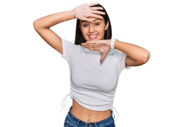 Gündelik beyaz tişört giyen, neşeli gülümseyen, elleri ve yüzü belli olan İspanyol bir kız. Şaşırdım ve çıktım. 