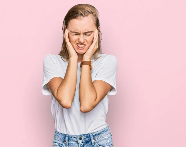 Schöne Junge Blonde Frau Legerem Weißen Shirt Mit Der Hand — Stockfoto