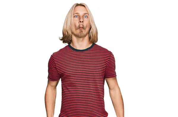 Blanke Man Met Blond Lang Haar Met Casual Gestreept Shirt — Stockfoto