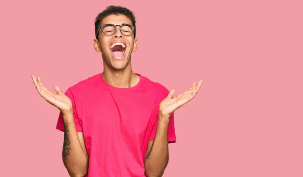 Joven Hombre Afroamericano Guapo Vistiendo Ropa Casual Celebrando Loco Loco — Foto de Stock