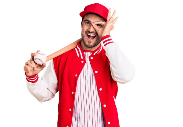 Jovem Homem Bonito Segurando Bastão Beisebol Bola Sorrindo Feliz Fazendo — Fotografia de Stock