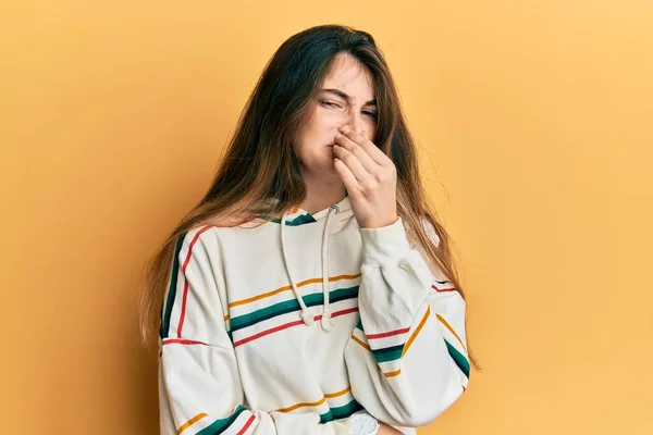 Jonge Blanke Vrouw Casual Kleding Ruikt Iets Stinkends Walgelijk Ondraaglijke — Stockfoto