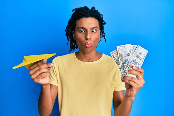 Junger Afrikanisch Amerikanischer Mann Mit Papierflieger Und Dollars Der Fischgesicht — Stockfoto