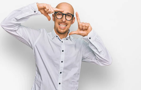 Φαλακρός Άντρας Γενειάδα Φοράει Επιχειρηματικό Πουκάμισο Και Γυαλιά Χαμογελώντας Κάνοντας — Φωτογραφία Αρχείου