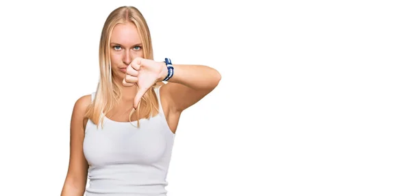 Młoda Blondynka Luźnym Stylu Koszuli Bez Rękawów Patrząc Nieszczęśliwy Zły — Zdjęcie stockowe