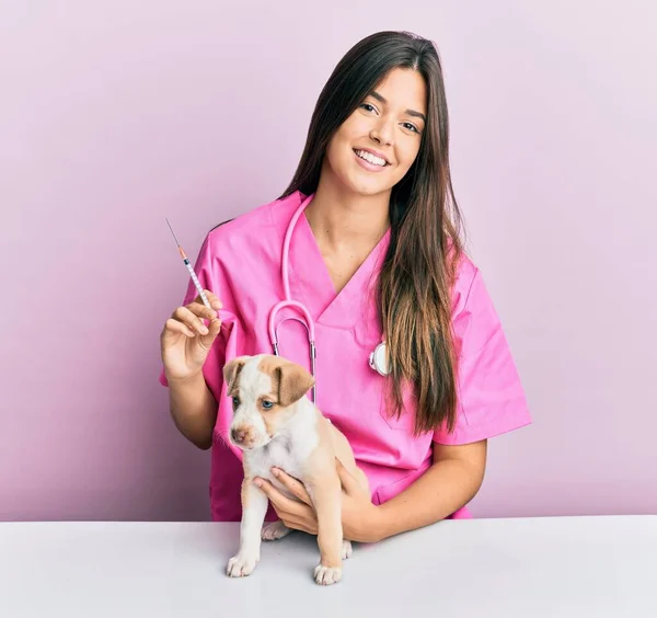 Jovem Veterinária Hispânica Menina Sorrindo Feliz Dando Injeção Para Pequeno — Fotografia de Stock