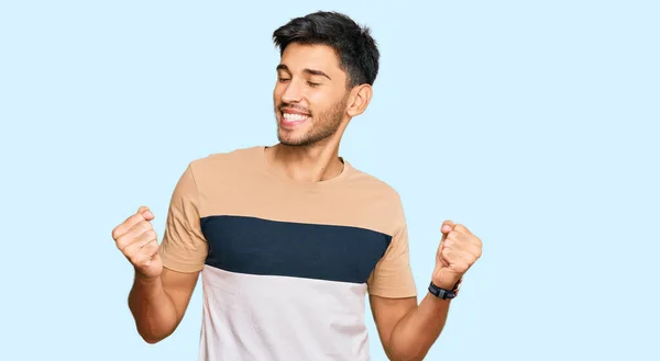 Joven Hombre Guapo Vistiendo Ropa Casual Muy Feliz Emocionado Haciendo — Foto de Stock