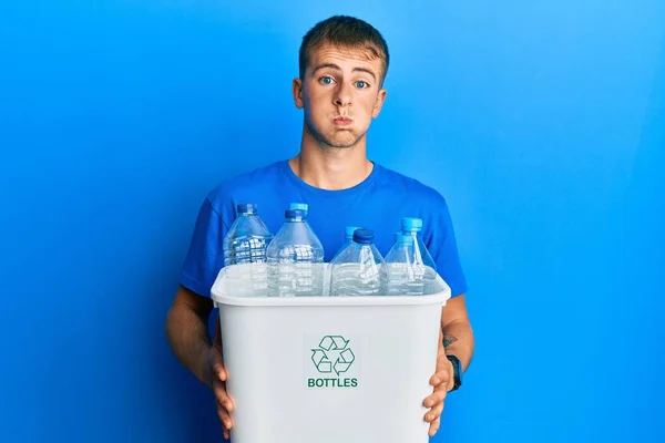 Homem Caucasiano Jovem Segurando Reciclar Cesta Lixo Com Garrafas Plástico — Fotografia de Stock