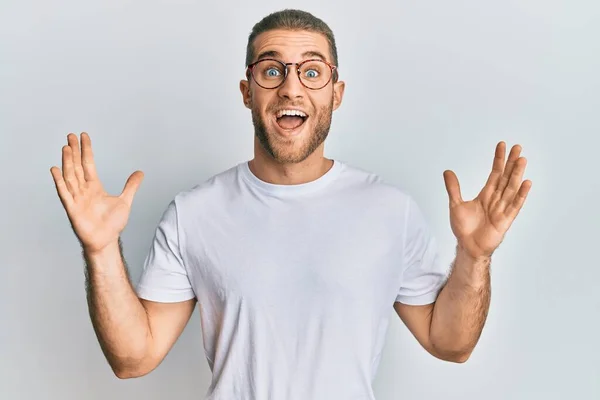 Jeune Homme Caucasien Portant Des Vêtements Décontractés Des Lunettes Célébrant — Photo