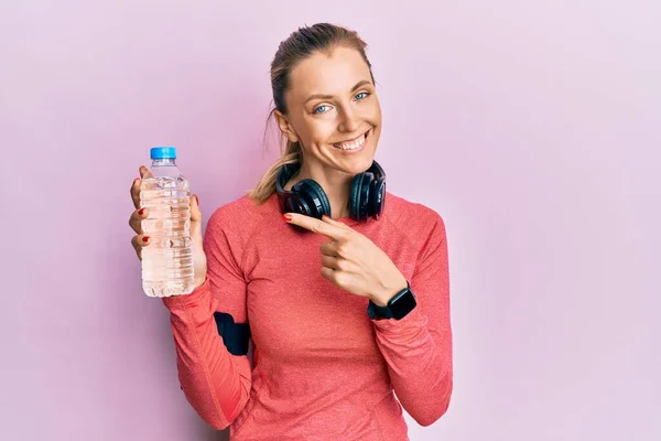 Mooie Blanke Sportvrouw Draagt Sportkleding Drinkfles Water Glimlachend Vrolijk Wijzend — Stockfoto