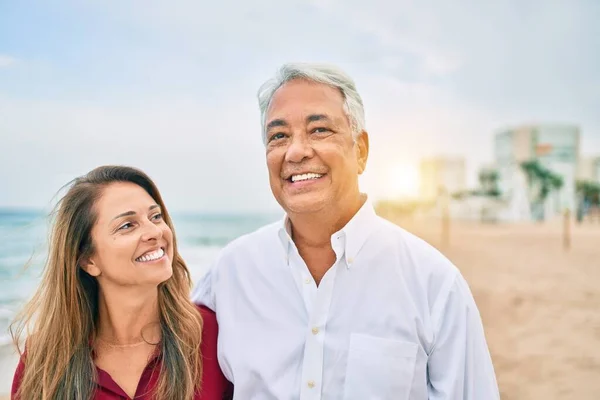 Casal Hispânico Meia Idade Sorrindo Feliz Andando Praia — Fotografia de Stock