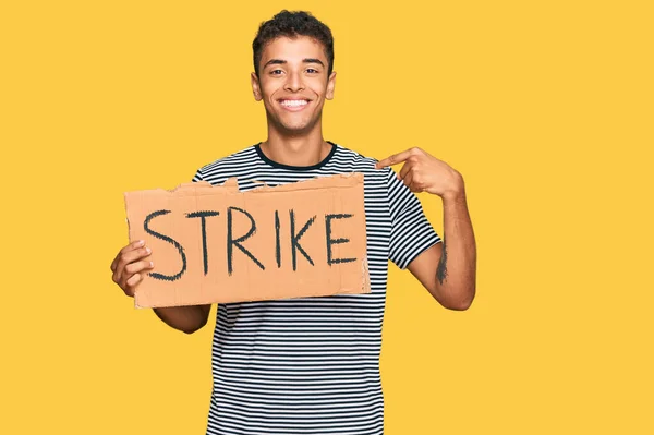 Jonge Knappe Afro Amerikaanse Man Houdt Staking Banner Karton Wijzende — Stockfoto