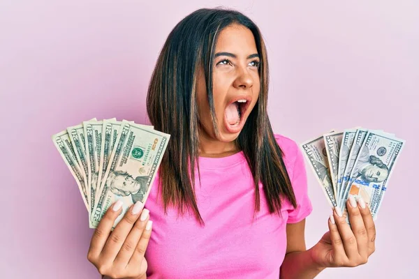 Mladá Latinská Dívka Drží Dolary Rozzlobený Šílený Křičí Frustrovaný Zuřivý — Stock fotografie