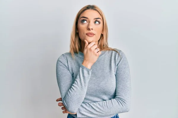 Young Caucasian Woman Wearing Casual Clothes Hand Chin Thinking Question — Stock Photo, Image