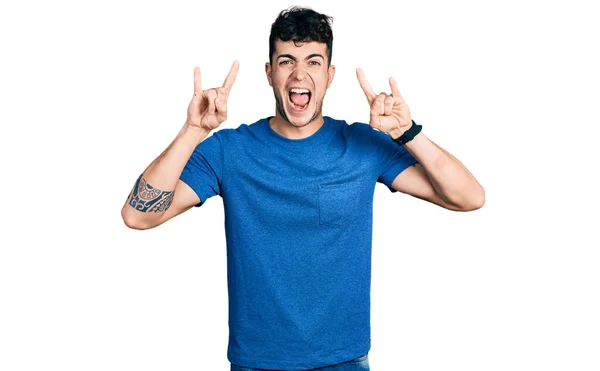 Günlük Tişört Giyen Genç Spanyol Adam Çılgın Bir Ifadeyle Bağırıyor — Stok fotoğraf
