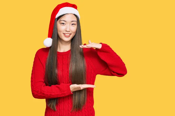 Joven Mujer China Con Sombrero Navidad Gesto Con Las Manos — Foto de Stock