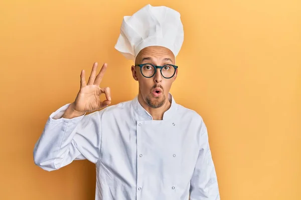 Homem Careca Com Barba Vestindo Avental Cozinheiro Profissional Fazendo Gesto — Fotografia de Stock