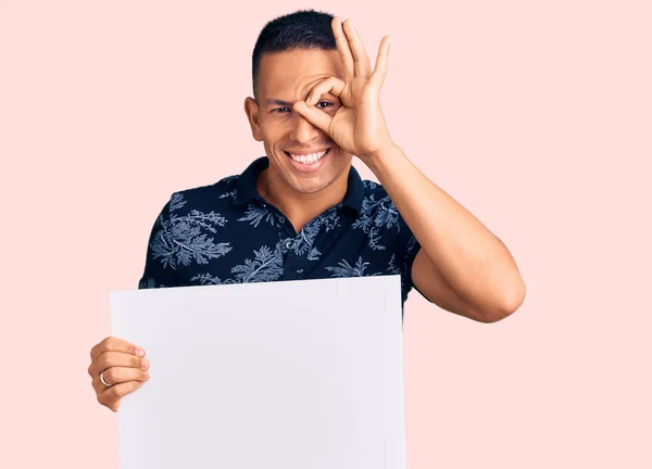 Homem Latino Bonito Jovem Segurando Banner Papelão Com Espaço Branco — Fotografia de Stock