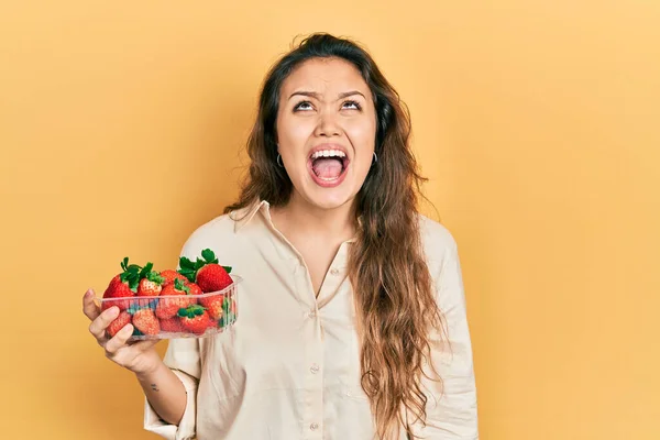 Joven Chica Hispana Sosteniendo Fresas Enojadas Locas Gritando Frustradas Furiosas —  Fotos de Stock