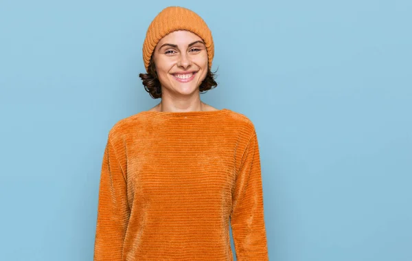 Молода Іспаномовна Жінка Повсякденному Одязі Вовняній Шапці Щасливою Холодною Посмішкою — стокове фото