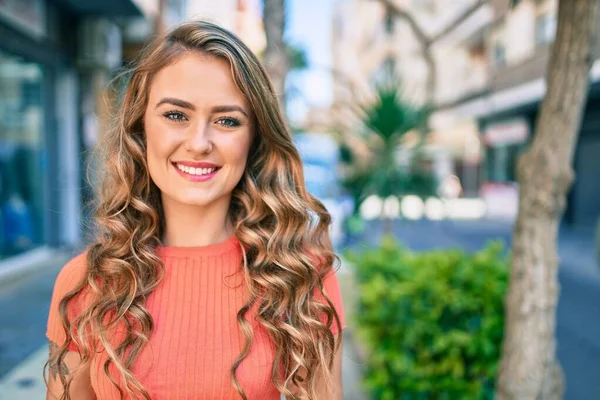 Giovane Ragazza Bionda Sorridente Felice Passeggiando Città — Foto Stock