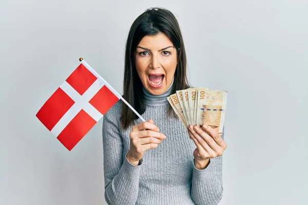 Ung Latinamerikansk Kvinna Håller Danmark Flagga Och Krone Sedlar Firar — Stockfoto