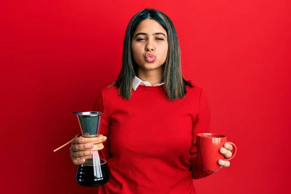 Jonge Latijnse Vrouw Met Koffiefilter Beker Kijkend Naar Camera Die — Stockfoto