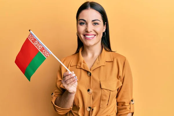 Jovem Morena Segurando Bandeira Belarus Olhando Positivo Feliz Sorrindo Com — Fotografia de Stock