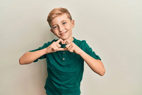 Μικρό Καυκάσιο Αγόρι Που Φοράει Καθημερινά Ρούχα Χαμογελώντας Στην Αγάπη — Φωτογραφία Αρχείου