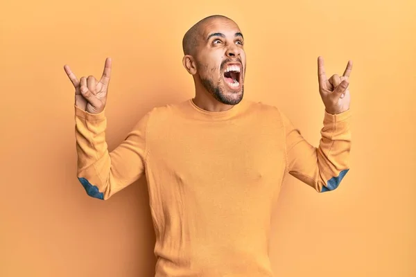 Hispanische Erwachsene Mann Tun Rock Geste Über Gelbem Hintergrund Wütend — Stockfoto