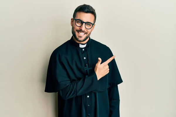 Νεαρός Ισπανός Που Φοράει Στολή Ιερέα Και Στέκεται Πάνω Από — Φωτογραφία Αρχείου