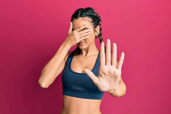 Chica Morena Joven Con Ropa Deportiva Trenzas Cubriendo Los Ojos — Foto de Stock