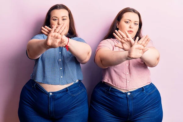 Junge Size Zwillinge Lässiger Kleidung Ablehnender Ausdruck Arme Und Handflächen — Stockfoto