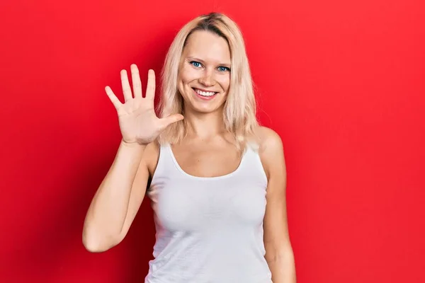 Mulher Loira Branca Bonita Vestindo Camisa Branca Casual Mostrando Apontando — Fotografia de Stock