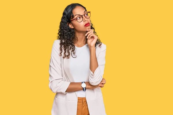 Ung Afrikansk Amerikansk Flicka Bär Affärskläder Med Hand Hakan Tänker — Stockfoto
