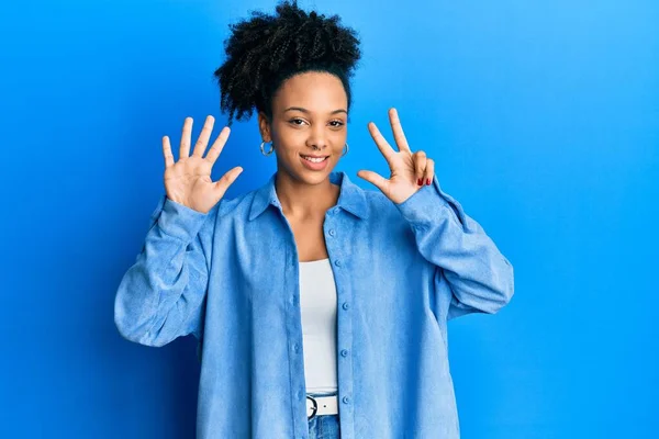 Ung Afrikansk Amerikansk Flicka Bär Casual Kläder Visar Och Pekar — Stockfoto