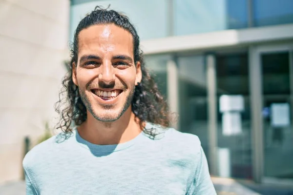 Junger Hispanischer Mann Lächelt Glücklich Die Kamera Und Blickt Auf — Stockfoto