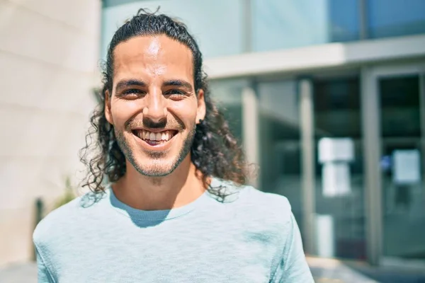 Joven Hombre Hispano Sonriendo Feliz Mirando Cámara Ciudad — Foto de Stock