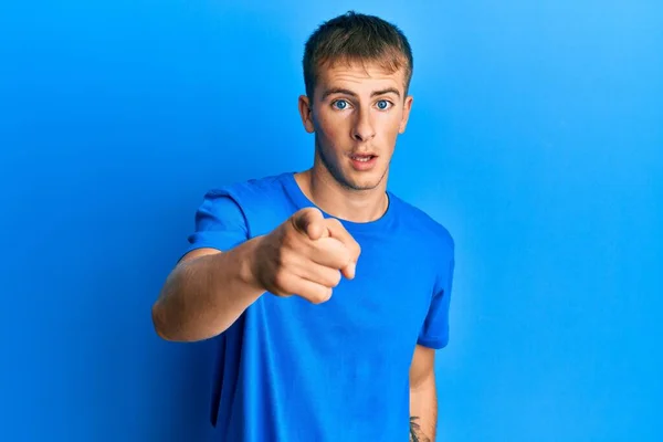 Jonge Blanke Man Draagt Casual Blauw Shirt Wijzen Ontevreden Gefrustreerd — Stockfoto