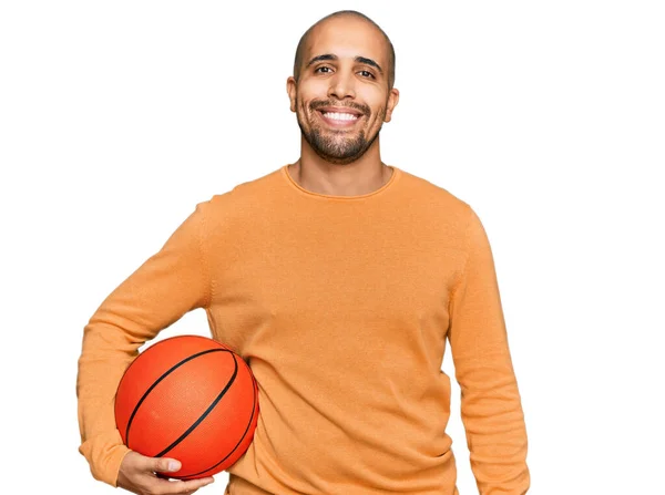 Hispanischer Erwachsener Mann Mit Basketballkorb Sieht Positiv Und Glücklich Stehend — Stockfoto